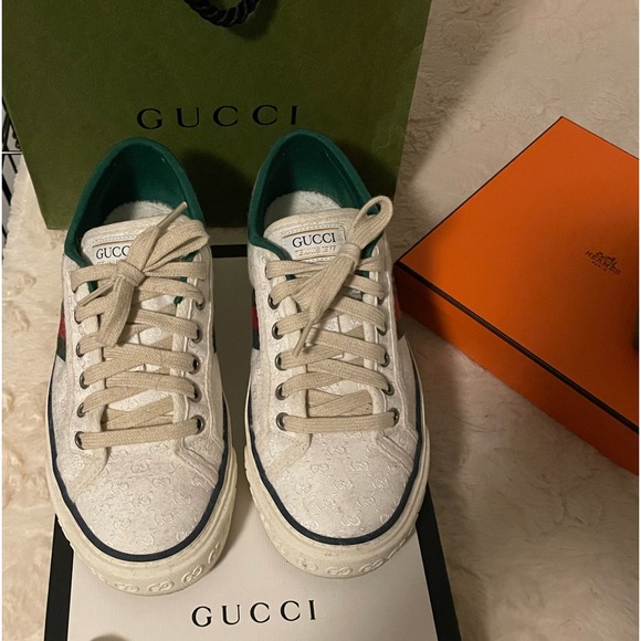 Classic white 1977 low top Gucci sneakers. - Picture 2 of 6